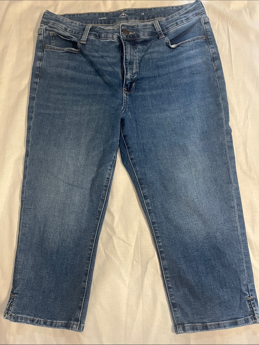 St. John’s Bay Dark Wash Capri Jeans Size 16